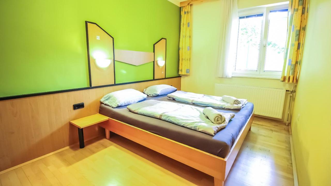Private Double Bed Room With Bathroom Vienna Exterior photo